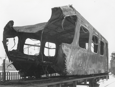 172381 Afbeelding van een uit Duitsland teruggevoerd gedeelte van een zwaar beschadigd koprijtuig van een electrisch ...